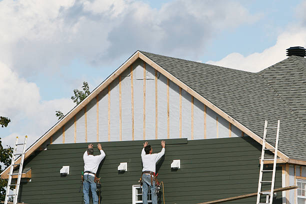 Professional Siding technician working in Carteret, NJ